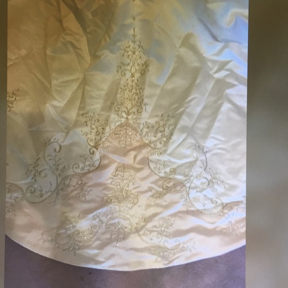 Beautiful beaded wedding dress. - Picture 5 of 5